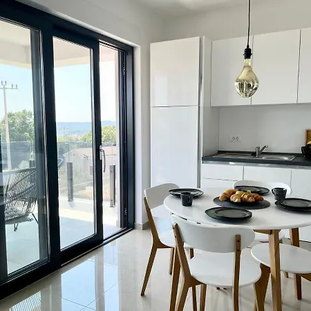 J&n Hill's With Swimming Pool Apartament Medulin