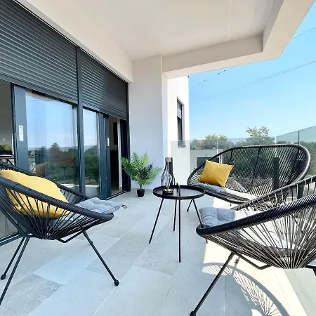 J&n Hill's With Swimming Pool Apartment Medulin