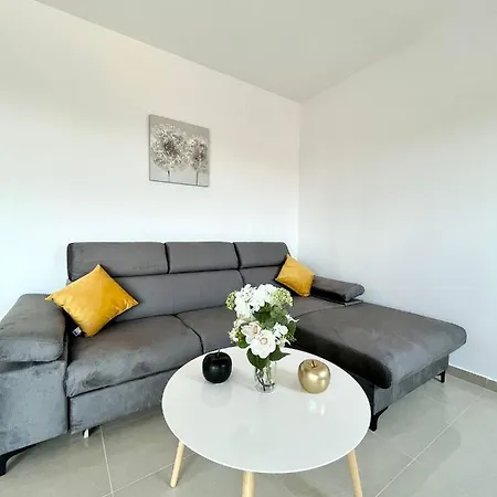 J&n Hill's With Swimming Pool Apartment Medulin