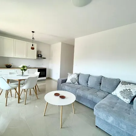 J&n Hill's With Swimming Pool Apartment *