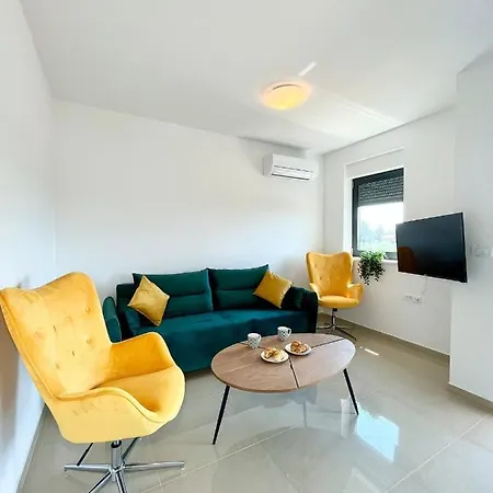 J&n Hill's With Swimming Pool Apartment Medulin