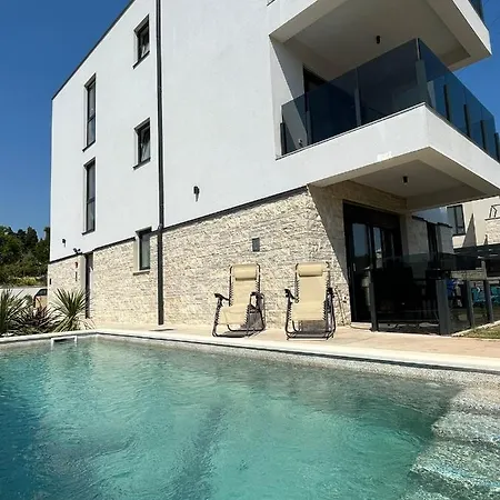 J&n Hill's With Swimming Pool *