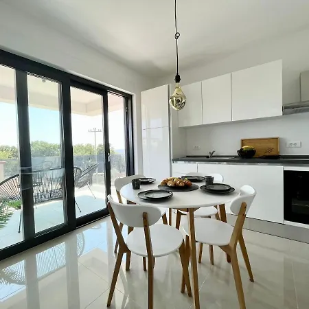 J&n Hill's With Swimming Pool Apartment Medulin