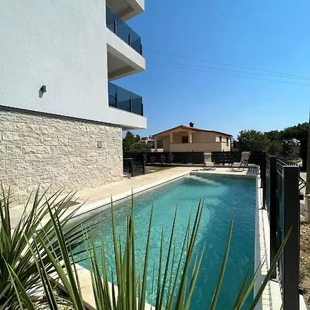 J&n Hill's With Swimming Pool Apartment *