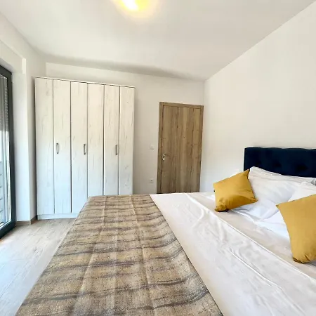 J&n Hill's With Swimming Pool Apartment *