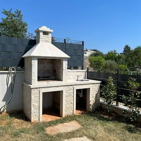 J&n Hill's With Swimming Pool Medulin